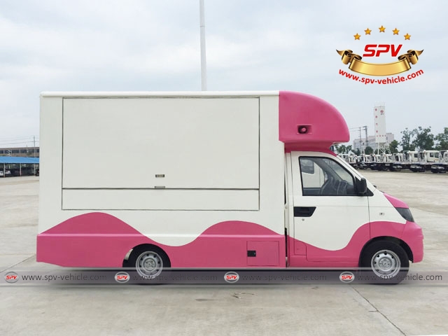 Mobile Vending Truck with Kerry Right View Mobile Vending Truck with Kerry Right View